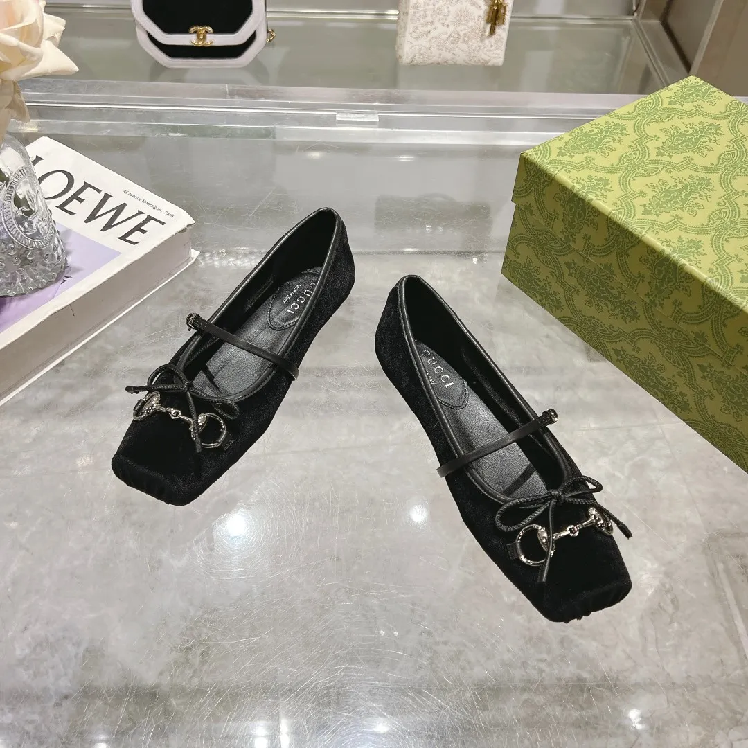 👟👟Ex-factory price 560👟👟 Gucci Horsebit series women's ballet flats. This iconic horsebit ballet flats features a square toe design and elegant bow details, paying tribute to the traditional ballet shoe style. This piece is crafted from Gucci ankh leather and embellished with a light gold-tone horsebit buckle. A 'sacchetto' construction with a soft, padded insole provides a great fit. ✅Size: 35-42 (customized for 40-42) ✅Sole material: Imported Italian genuine leather sole ✅Packaging: Brand new red box packaging